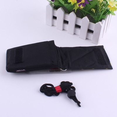 專業(yè)定制，便攜守護——黑色不規(guī)則圖形相機保護套廠家直銷解析